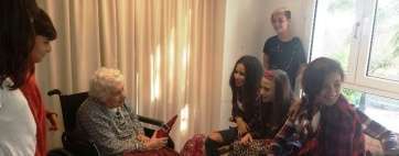 Escolares charlan con una interna en Taliarte (Foto TA)