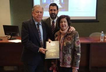El filólogo con sus padres después de la lectura de la tesis doctoral (Foto TA)