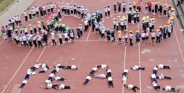 Imagen de la composición que este viernes realizaron los alumnos del CEIP Juan Negrín en el patio del centro (Foto TA)