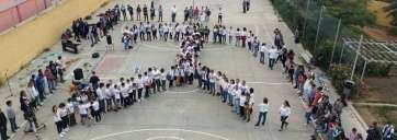 Alumnos forman el símbolo de la paz en la cancha del instituto (Foto TA)