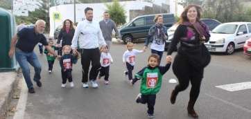 Alumnos pequeños acompañados de sus padres participaron en la carrera (Foto TA)
