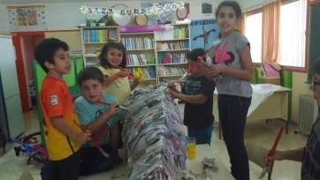 Los alumnos de las escuelas rurales de Telde y Valsequillo dan forma a la sardina carnavalera (Foto TA)