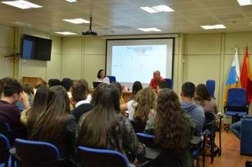 Los alumnos que participan en el concurso tuvieron este miércoles un encuentro con la coordinadora de programas europeos (Foto TA)