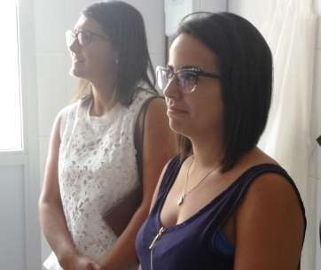 La diputada Ana González,al fondo de la imagen,  y la concejala de Educación, Saraibal Leal (Foto TA)