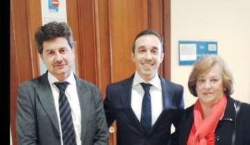 Ignacio Clemente, entre el profesor Francisco Giménez y su madre, MÂª de los Ángeles Estupiñán Ruiz, tras el acto de defensa de la tesis doctoral (Foto TA)