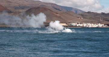 Manifestaciones del volcán submarino de El Hierro (Foto Efe)