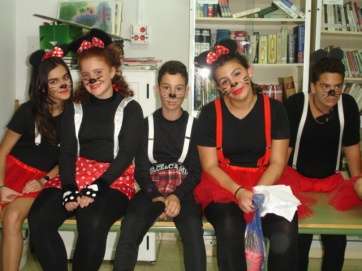 Alumnas disfrazadas en el IES Profesor Antonio Cabrera (Foto TA)