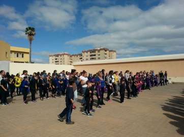 Coreografía masiva en el CEIP Montiano Placeres (Foto TA)