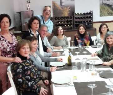 Grupo de asistentes al homenaje a José Miguel Pérez, entre ellos la alcaldesa Carmen Hernández, excompañera (Foto TA)