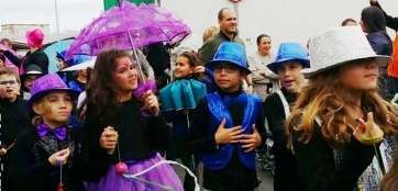 Escolares disfrazados en el arranque del pasacalle del CEIP Poeta Fernando González (Foto TA)