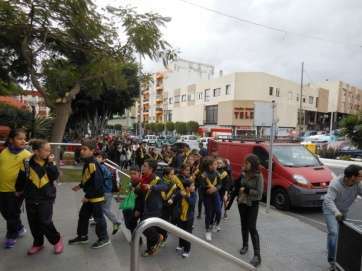 Grupo de alumnos acceden al Teatro de Telde (Foto TA)