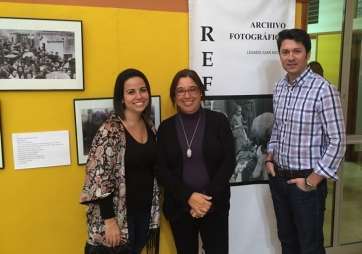 La concejala Saraiba Leal (i), junto a una docente del CEIP Lucía Jiménez (c) y al asesor Juan Marrero (d) (Foto TA)