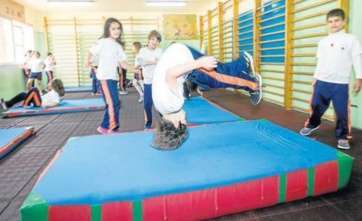 Alumnos del CEIP Marpequeña haciendo ejercicios (Foto Borja Suárez-C7)