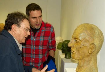 Luis Arencibia Betancort (izquierda) observando una de sus obras (Foto Orlando Arencibia)