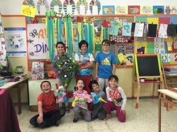 Alumnos, con los preparativos de la carrera (Foto TA)