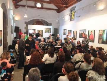 Los pequeños del colegio Iberia, en la ermita de San Pedro junto a Celeste López y a los componentes de la Banda Municipal (Foto TA)