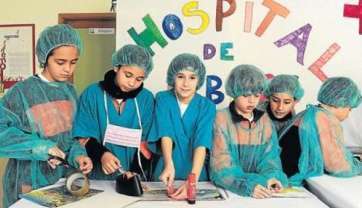 Equipo médico del hospital de libros de Marpequeña. Van uniformados para la ocasión (Foto Gerardo Montesdeoca-C7)