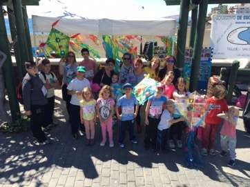 Los niños, en plena vorágine del acto (Foto TA)