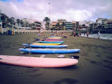 Imagen de archivo de una actividad de surf en la playa de Salinetas (Foto TA)