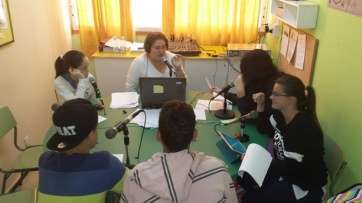 Alumnos del IES Guillermina Brito ante los micrófonos (Foto TA)