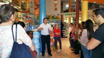 El farmacéutico Benjamín Suárez ofreció explicaciones a los estudiantes (Foto TA)