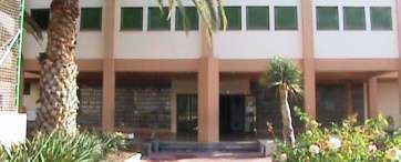 Fachada principal del colegio de Marpequeña (Foto TA)