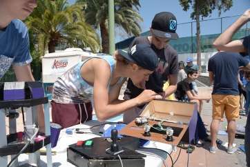 Un grupo de alumnos, este miércoles ultimando sus prototipos submarinos (Foto Acfi Press)