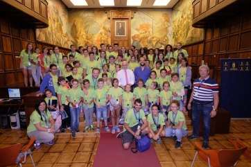 Foto de familia de los participantes en el campus con los mandatarios insulares (Foto TA)