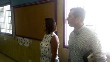 Ramos y Leal, de visita en uno de los centros (Foto TA)