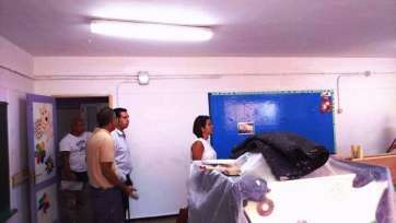 La concejala Saraiba Leal y el vicealcalde Alejandro Ramos, este lunes en el CEIP Amelia Vega (Foto TA)