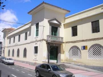 Fachada del centro de adultos del casco (Foto TA)