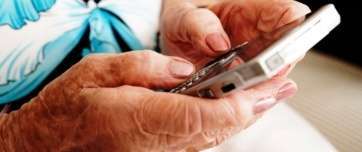 Un mayor, utilizando un smartphone (Foto TA)