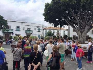 Alumnos del CEPA de Arucas y Firgas en la plaza de San Juan (Foto TA)