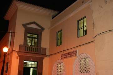 Visión nocturna de la fachada del CEPA Telde Casco (Foto Jesús Ruiz Mesa)