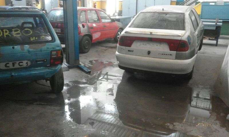 El agua en el suelo de uno de los talleres de Mecánica (Foto TA)
