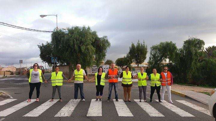 Grupo de padres y madres, ayer en las proximidades del colegio (Foto TA)