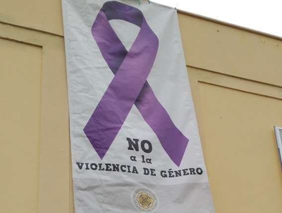 Cartel-pancarta contra la violencia machista en la fachada principal del centro (Foto TA)
