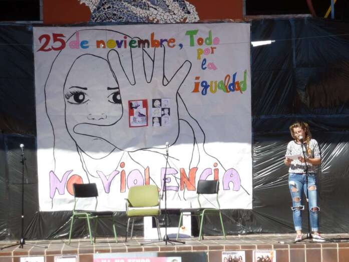 El IES El Calero se sumó  a la lucha contra la violencia de género (Foto TA)