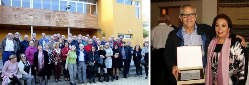Asistentes a la reunión y Jesús Ruiz con su esposa , tras recibir la placa de reconocimiento por su labor divulgativa (Foto TA)