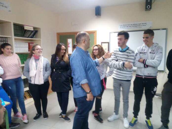 Instante en el que Yeray ponía a prueba la capacidad de improvisación de los alumnos (Foto TA)
