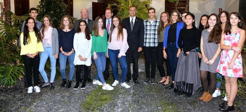 Grupo de ganadores del taller en el Colegio de Abogados, donde tuvo lugar la entrega de premios (Foto Noticias de Gran Canaria)