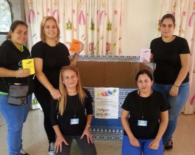 Un grupo de madres del centro implicadas en una de estas acciones solidarias (Foto TA)