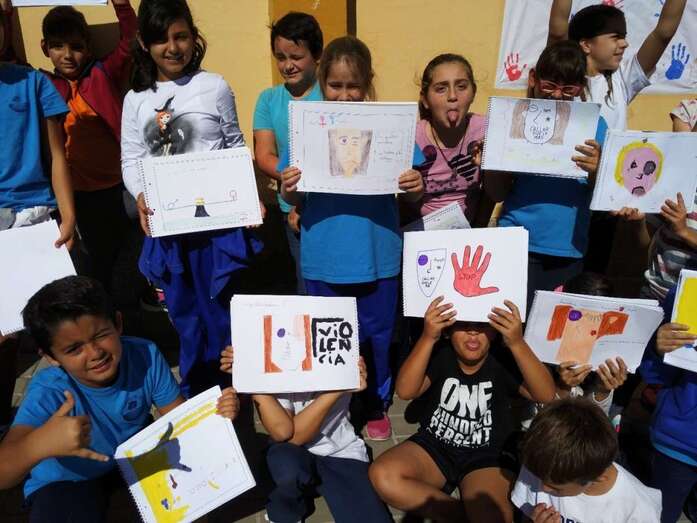 Un grupo de escolares del CEIP Gregorio Chil y Naranjo posa con sus dibujos alegóricos (Foto TA)