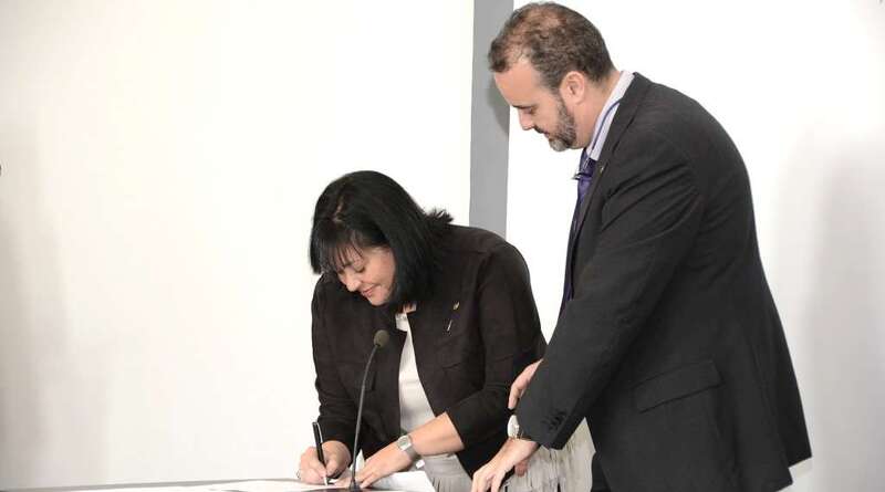 Batista firma su toma de posesión en presencia del nuevo rector Rafael Robaina (Foto TA)