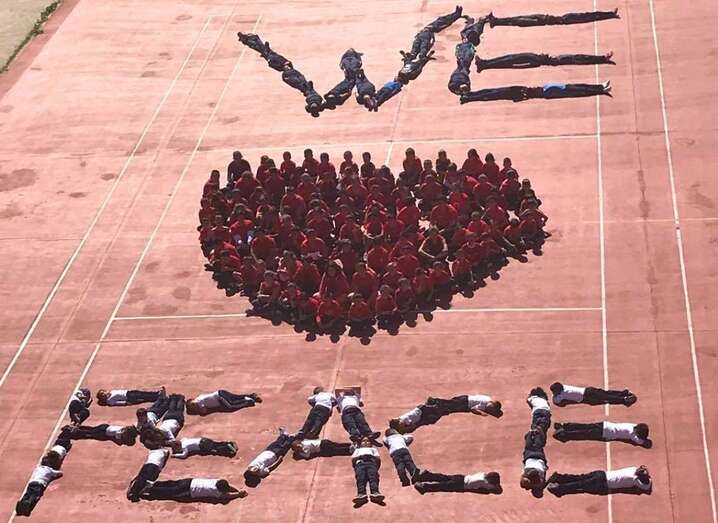 Los alumnos del CEIP Juan Negrín de Las Remudas representaron la frase We love peace (Foto TA)