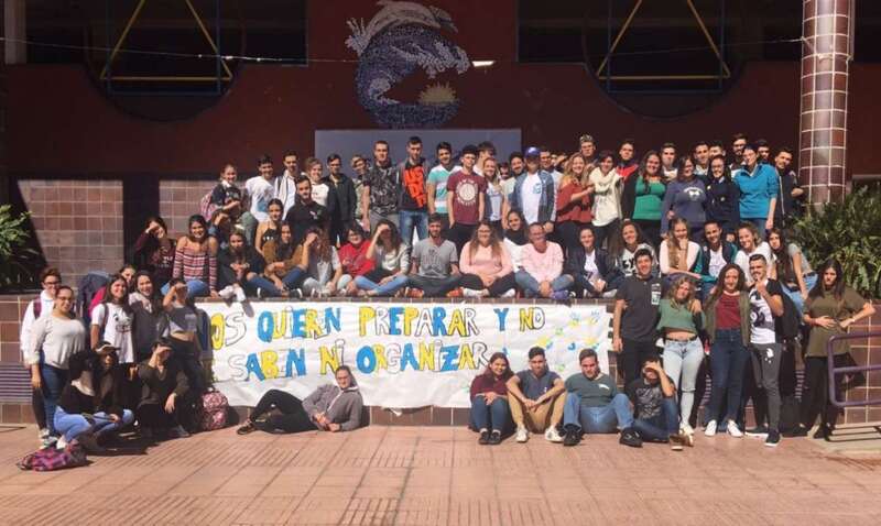 Imagen de una de las concentraciones que tuvieron lugar ayer en los institutos de Telde (Foto TA)