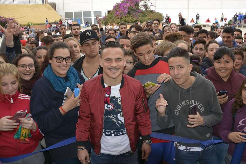 El jugador Roque Mesa con alumnos del IES Profesor Juan Pulido Castro (Foto TA)