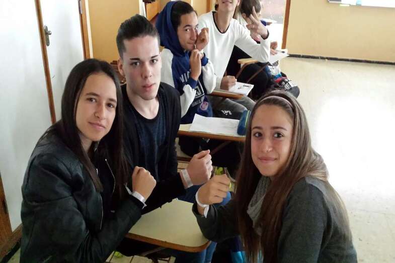 Alumnos del IES Guillermina Brito mostrando sus pulseras blancas (Foto TA)