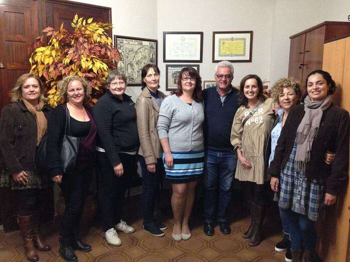 El cónsul de Estonia y la comitiva del IES Doctoral, en Telde durante la presentación del proyecto (Foto TA)