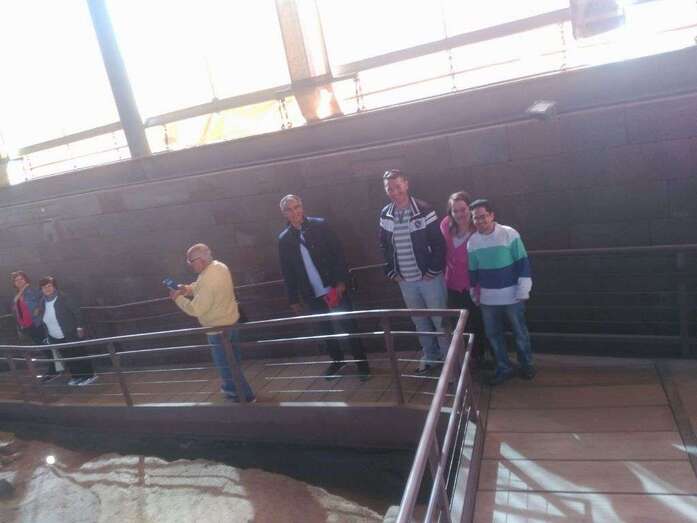 Alumnos durante la visita a la Cueva Pintada (Foto TA)